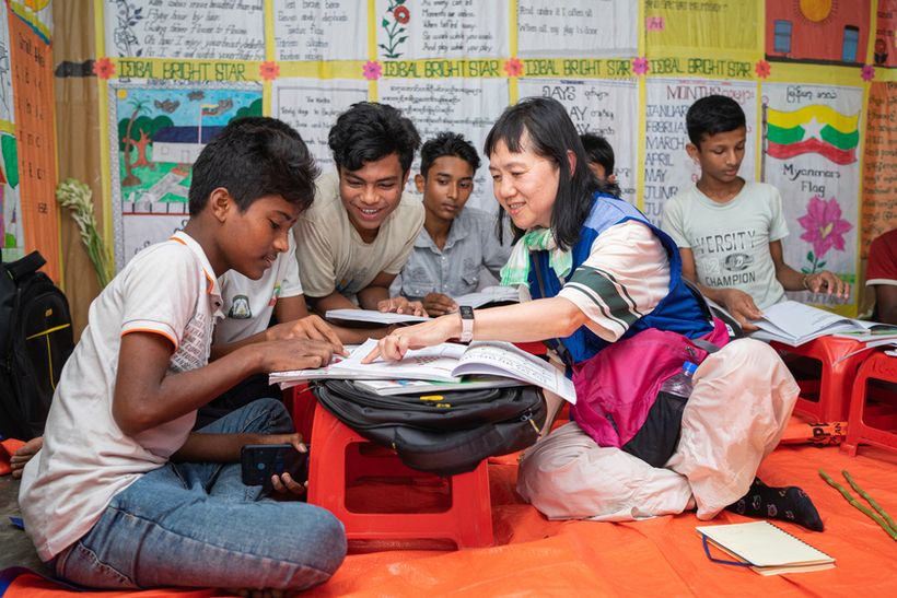 ロヒンギャの子どもたちと触れ合う角田さん