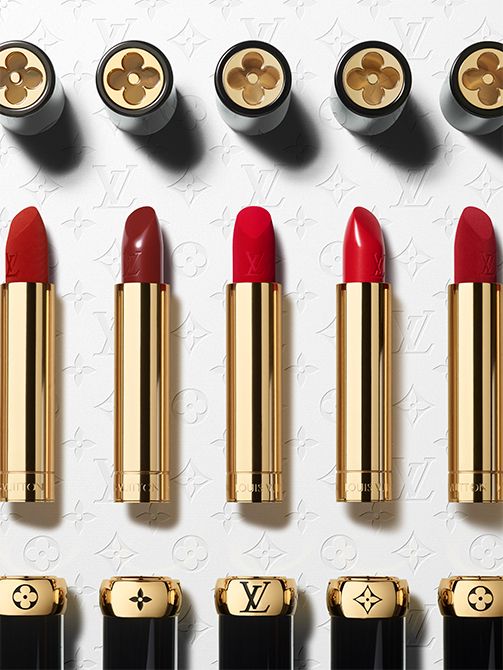 ルージュとバームは、ケース上部にルージュとバームは、ケース上部にあるカラーを確認するための小窓が特徴的。るカラーを確認するための小窓が特徴的。