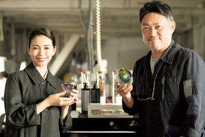 江戸切子の粋と美に二階堂ふみさんが魅せられて。明治期に流行したレトロな束髪も披露