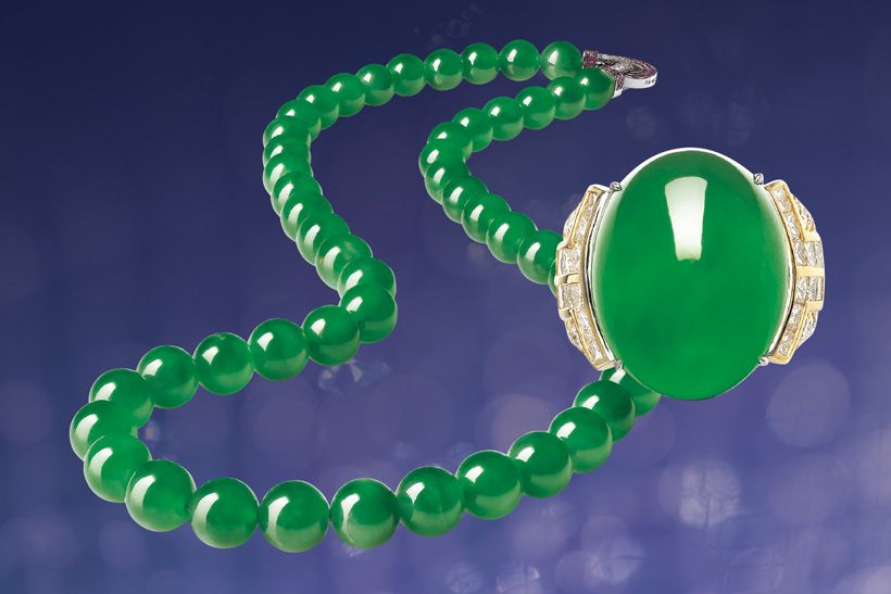 右・リング（翡翠カボション約21.8×17.0×11.4ミリ×ダイヤモンド×ゴールド）　左・ネックレス（翡翠約11.0〜9.5ミリ、ビーズ51個、ラウンド・ルビー×バゲットカット・ダイヤモンド×ゴールド）