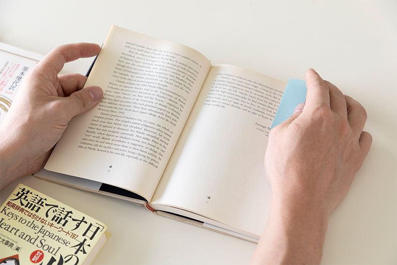 気になる箇所には付箋を貼り、心に留め置く。村雨さんの向学心が垣間見えます。