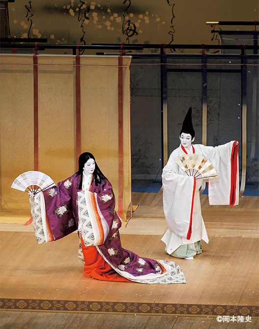 久々の逢瀬の嬉しさに、連れ舞に興じる二人。美しい舞台美術や衣裳と相まって、平安王朝絵巻のような麗しさ。