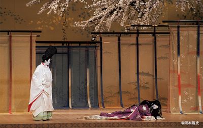 玉三郎さんは監修協力も担当。「平安時代のことは資料を見てもよくわからなくて。なので思い切って、抽象性のある舞台美術にしました」。