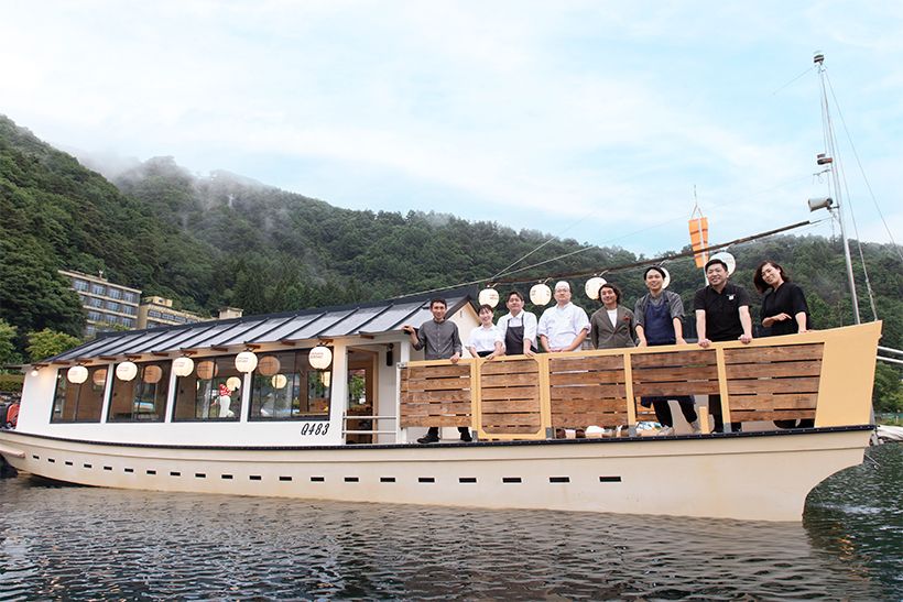 「ハマナシハウスボート」プロジェクトのメンバーたち。右からサービス・企画を担当するソムリエの永原有茶さん、河口湖のフレンチ「Miura料理店」シェフの三浦貴久さん、「nôtori」シェフの堀口浩平さん、プロジェクトの代表でピクセルアートプロデューサーの坂口元邦さん、富士吉田市「天ぷら竜」店長の勝俣竜彦さん、河口湖のフレンチ「ミュウ レストラン」シェフの大森顕一さんと妻の●●●さん、「nôtori」のソムリエ・堀内茂一郎さん。