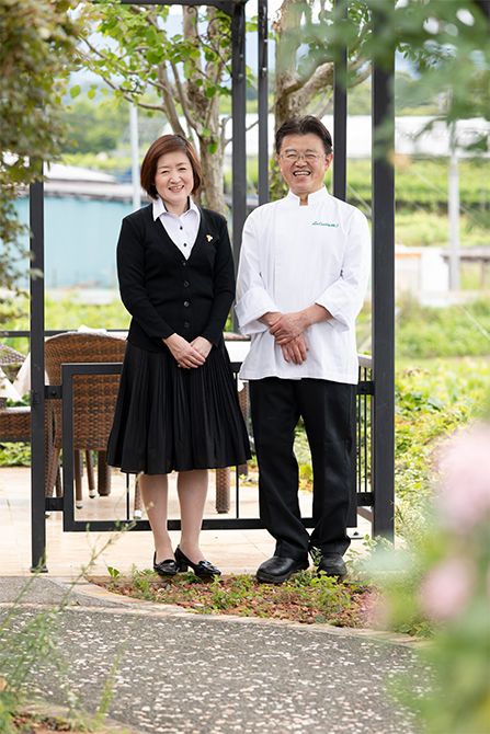 山田シェフと、妻でソムリエの紫乃さんが二人三脚でお客様をもてなす。