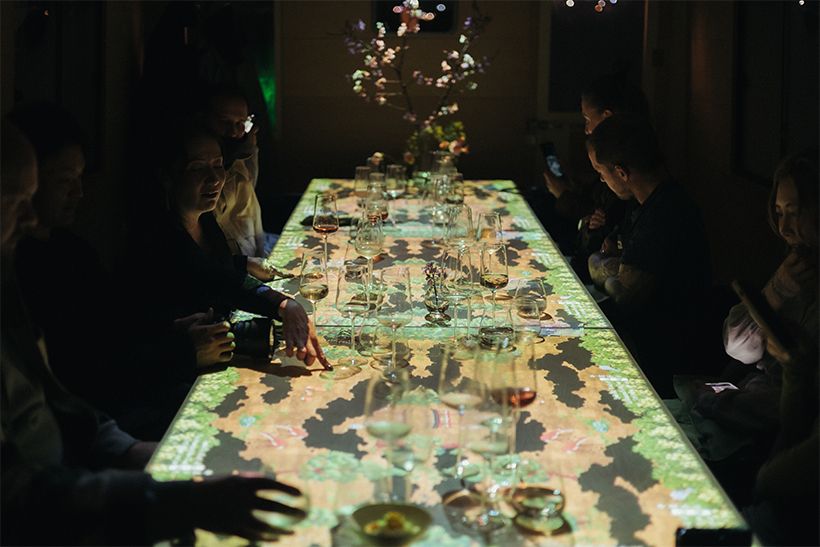 テーブル上で繰り広げられるピクセルアート。