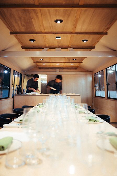 船内の厨房スペースで仕込みを行う堀内さん兄弟。