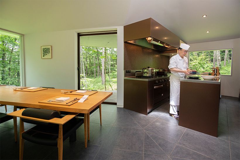 客席と厨房の距離が近いのもこの店の魅力。「東京の店もカウンター式でお客様と対峙できたのですが、コミュニケーションはお見送りが精一杯でした。昼夜各1組限定とした今の店の方が、お客様と会話しながらおもてなしできて楽しいですね」（江崎さん）。