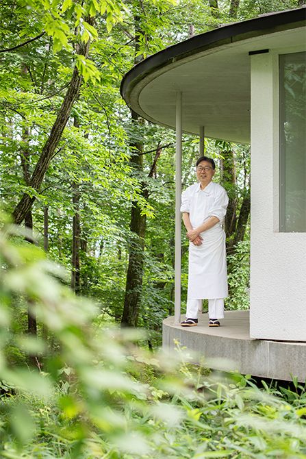 八ヶ岳の豊かな自然に囲まれた店で、初心に帰って料理に向き合えていると語る江崎さん。