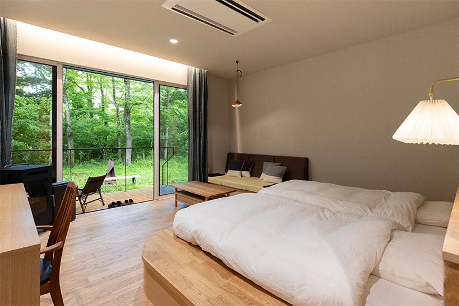 1日1組限定の宿泊棟。富士吉田の古くからの地場産業・織物を盛り上げたい、という思いから、客室のカーテンやブランケット、ゲスト用の傘、そしてレストランのテーブルナプキンや堀内さんたちのエプロンにいたるまで、山梨県産のファブリックで揃える。