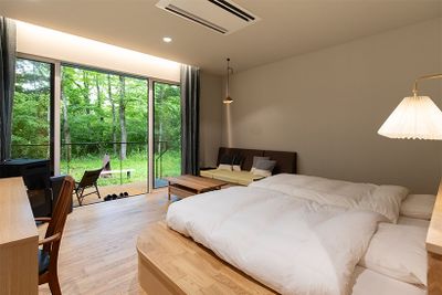 1日1組限定の宿泊棟。富士吉田の古くからの地場産業・織物を盛り上げたい、という思いから、客室のカーテンやブランケット、ゲスト用の傘、そしてレストランのテーブルナプキンや堀内さんたちのエプロンにいたるまで、山梨県産のファブリックで揃える。