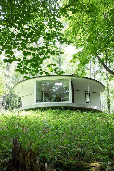 標高約1200mの高原、白樺の林と調和する美しい店構え。