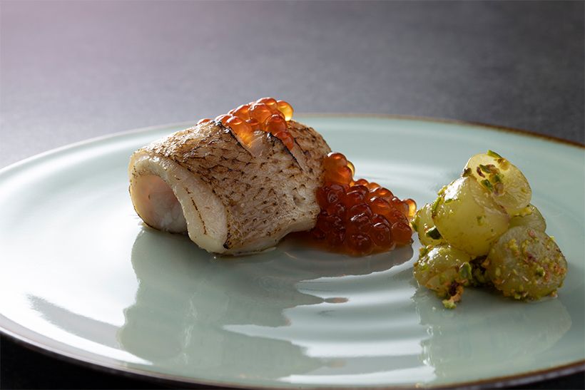 「海のない山梨でこそ、新鮮な魚を食べて欲しくて」と敷地内に生簀を作り、江﨑さん自ら県外へ新鮮な魚介を調達する。写真／久間昌史