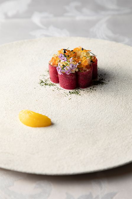 軽くスモークして八ヶ岳湧水鱒を小さくカットして、地場野菜の紅くるり大根のスライスのマリネで巻いた目にも鮮やかな前菜。塩漬けした鱒と岩魚、食感の異なる2種類の卵をのせ、口の中で弾ける歯ごたえも楽しい。手前には、山梨のフルーツ農園・矢崎屋ファームから届いた無農薬レモンのコフィチュールを添えて。