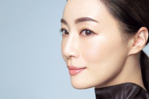 「黒のアイライナー＋目尻にプラス7ミリ」で50代の目元がナチュラルに華やぐ