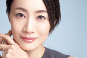 リップは上辺と下辺を「補整」するだけでふっくら。ヌードベージュのリップペンシルが万能です