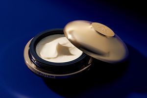 肌の内側からの潤いに感動。草刈民代さんが「ゲラン」の第6世代クリームをお試し