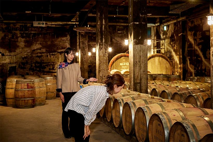 熟成庫内、写真左側の通路が今回新設された通路。樽に書かれた年代や種類を読み解くのも面白い。