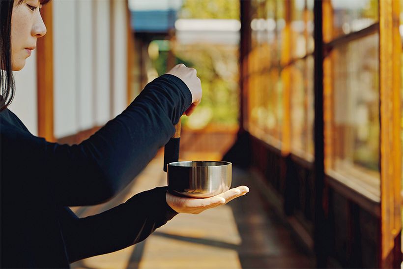 建仁寺塔頭・両足院とのコラボレーションにより生まれた「Sound Bath 響きの瞑想」（※月2回開催、定員10名、事前予約制、宿泊者限定）もメディテーションルームで。