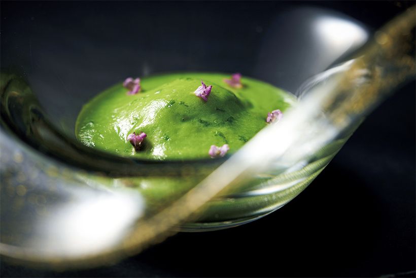 料理長とウェルネスフード・コンシェルジュがワンチームとなって「考えつくされ た至福の味わいと、ウェルネスが両立したメニュー」を追求。