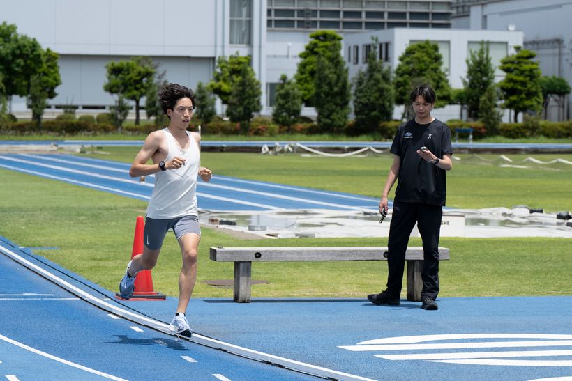 写真:大泉省吾 タイムを計っているマネージャー兼コーチの曽波祐我さんは、洛南高校と順天堂大学の陸上競技部の1年先輩。三浦選手と同じくSUBARU陸上競技部に所属し、海外遠征などもすべて同行。こまやかかつおおらかにサポートしている。レース後、SNSに「満員の国立が三浦龍司の走りに熱狂し、地鳴りのような歓声が上がる最高の舞台を経験できて私も幸せでした。手が震えてストップウォッチを押せませんでした」と投稿。三浦選手にとってなくてはならない存在だ。