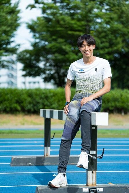 写真:鍋島徳恭 取材は練習拠点である順天堂大学さくらキャンパスのグラウンドで行われた。三浦選手に「陸上愛は強い?」と尋ねると、「この競技は、陸上が好き、楽しいという感情が第一にないと、やり続けることはできないのかなと思っていて。その気持ちを持ち続けている意識はあります」という答えが返ってきた。