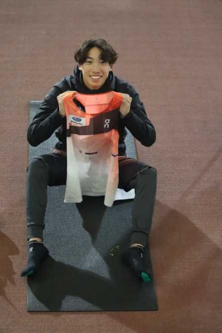 写真提供:SUBARU陸上競技部 三浦選手が手にしているのは、今年3月にアスリート契約を結んだスイスのスポーツブランドOnのウェア。男子3000メートル障害物で優勝したビーミッシュ選手も同じ契約を結んでおり、決勝の翌日にはOnのイベントに一緒に参加した。この写真の撮影者は曽波さん。彼の写真には、23歳の若者らしく、屈託なく笑う三浦選手がたくさん写っている。