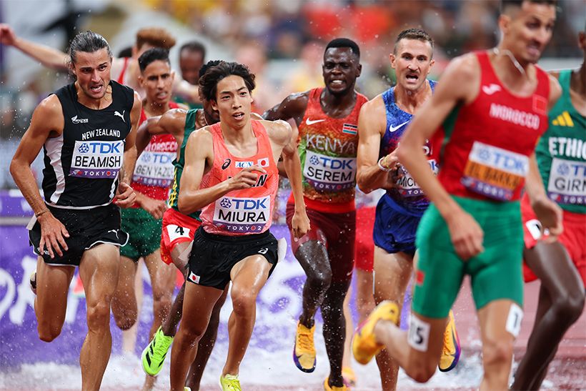 東京2025世界陸上3日目の夜に行われた男子3000メートル障害物の決勝で、最後の水濠を越え、ゴールへ激走する選手たち。右手前、赤と緑のウェアの人物が銀メダルを獲得したスフィアン・エルバカリ選手(モロッコ)、中央が三浦選手、左の黒いウェアの人物が金メダルに輝いたジョーディー・ビーミッシュ選手(ニュージーランド)。「音圧というか、ボルテージがすごくて。観客の皆さんに背中を押してもらいました」と三浦選手は振り返った。