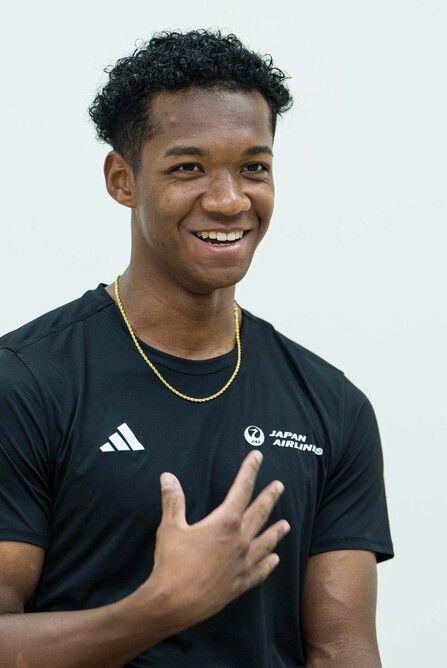 トーゴ人の父と日本人の母の間に生まれ、千葉県で育った村竹選手。馬が颯爽と走る姿に憧れがあり、リュックに競走馬2頭のマスコットをつけている。レース翌日のSNSにはその2頭の写真を添えて「有馬記念走れちゃうぐらい速くなってやろうと思います」と投稿。テレビ番組で憧れの武豊選手と対面したときは少年のように目を輝かせた。三浦選手とともに午年生まれで、来年は年男イヤーになる。