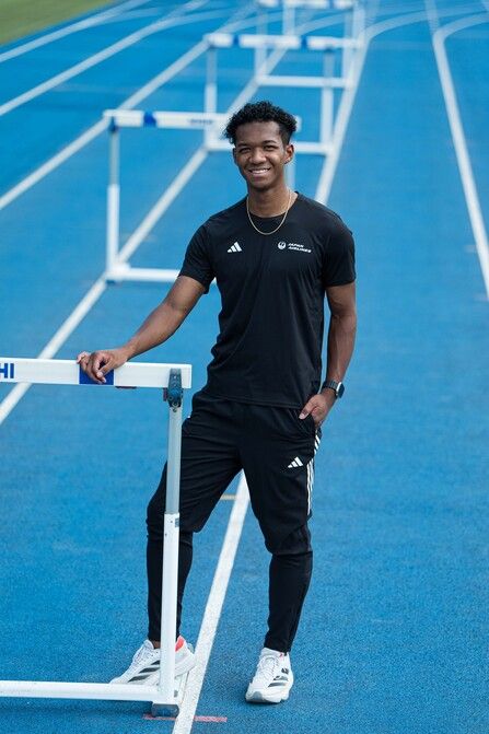 ハードラーとしては小柄な179センチの村竹選手にとって、106.7センチのハードルはなかなかの高さ。これを13秒かからずに10台越えていくのだから、驚異的だ。 順天堂大学は、東京2025世界陸上の男子マラソンで日本人トップの11位でゴールした近藤亮太選手、ともに110メートルハードルに出場した泉谷駿介選手、女子35キロ競歩出場の梅野倖子選手ら、優秀な陸上選手を数多く輩出している。