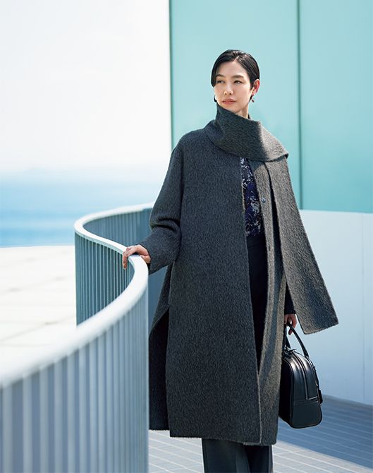 コート（ストール付き）27万5000円　シャツ18万3700円　パンツ11万4400円　バッグ5万2800円／すべてマリナ リナルディ（マックスマーラ ジャパン）　イヤリング／スタイリスト私物