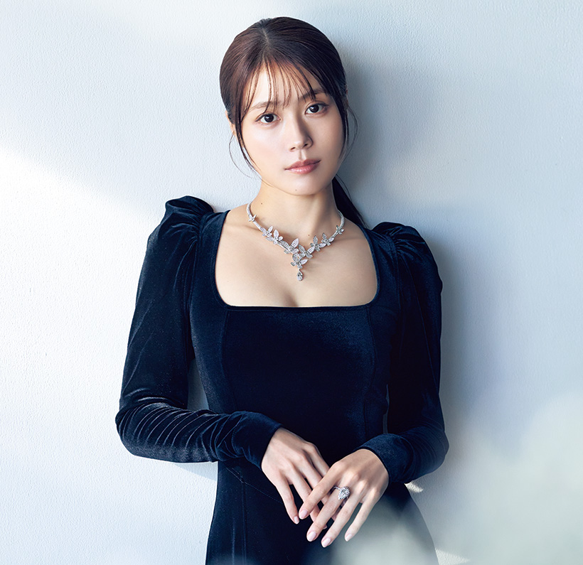 有村架純さんがまとう、洗練のハイジュエリー。「ジュエリーにパワーを