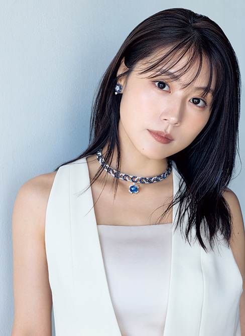 有村架純さんがまとう、洗練のハイジュエリー。「ジュエリーにパワーを