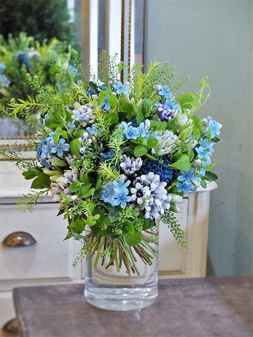 高知県の中でもオキシペタラムの生産が盛んな芸西村から届いたオキシペタラム‘エンジェル’を使って秋のブールブーケに。千葉の美容室にお友達から周年を祝う贈り花です。ほかにリンドウの‘初冠雪ホワイト’と‘エトピリカ’、染めのケイトウ‘天’。アップルミント、タラスピオファリム、キイチゴ‘ベビーハンズ’などを使用。