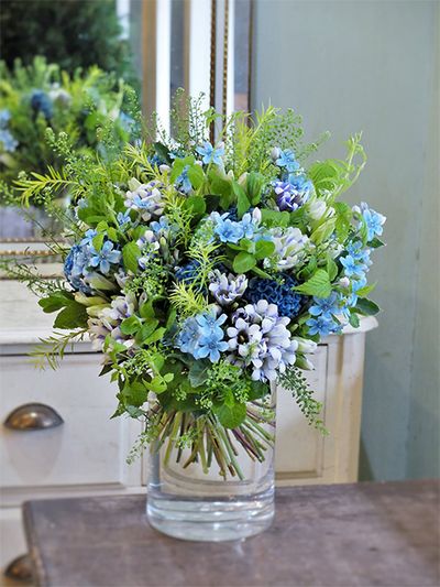 高知県の中でもオキシペタラムの生産が盛んな芸西村から届いたオキシペタラム‘エンジェル’を使って秋のブールブーケに。千葉の美容室にお友達から周年を祝う贈り花です。ほかにリンドウの‘初冠雪ホワイト’と‘エトピリカ’、染めのケイトウ‘天’。アップルミント、タラスピオファリム、キイチゴ‘ベビーハンズ’などを使用。