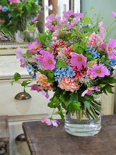 コスモスのピンクに、オキシペタラム‘エンジェル’の水色を対比させたブーケは、華やかな秋のイメージ。コスモスは花サイズが大きな‘センセーション ピンキー’。ダリアの‘濃い金魚’と‘花夢’でボリューム感を出しました。ほかにタラスピオファリム、ミューレンベルギア、フランボワーズ、キイチゴ‘ベビーハンズ’などを使用。お父様の誕生日に娘さんからお祝いの贈り花です。