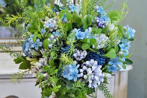 とびきり美しいブルーの花「オキシペタラム」を贈り花のアクセントに。おしゃれな色づかいに釘付けです