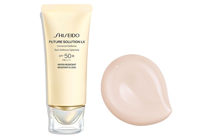 1年を通してストレスなく使用できる、なめらかで軽やかな付け心地。SPF50+・PA++++ UV耐水性★ SHISEIDO フューチャーソリューション LX ユニバーサル ディフェンスs 52ｇ 1万1550円／SHISEIDO