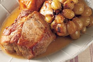 タサン志麻さん流のご馳走レシピ。豚肉、りんご、ぶどうのロースト