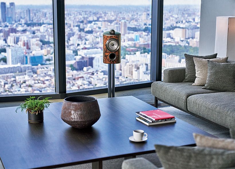 スピーカー「805 D4 Signature」(高さ440×幅240×奥行き373ミリ)2台1組184万8000円 スピーカースタンド「FS-805 D4」(高さ595×幅255×奥行き368ミリ)2台1組18万4000円/ともにバウワース アンド ウィルキンズ(Bowers & Wilkins AOYAMA)