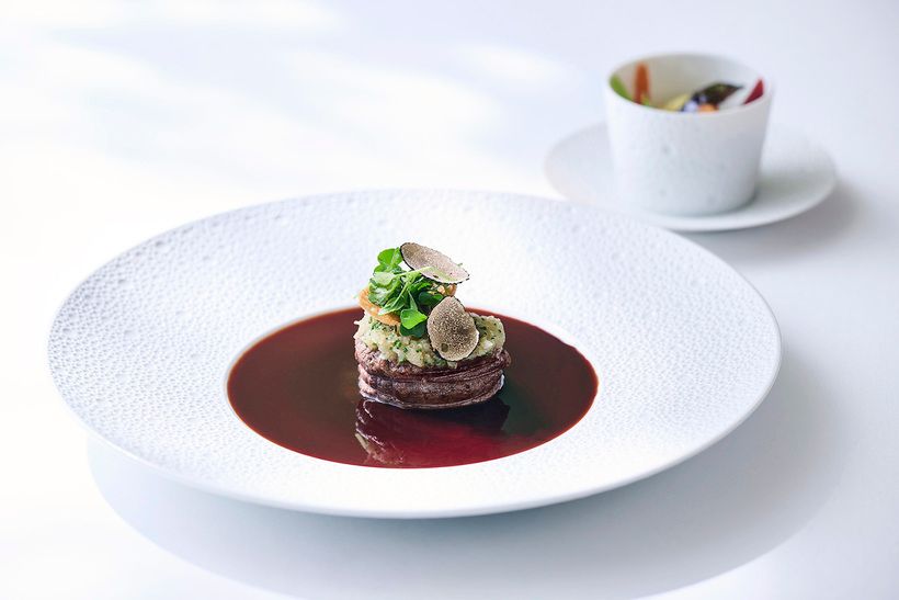 和牛フィレ肉のロースト　エシャロットのコンフィ ソース ボルドレーズ　旬の野菜添え