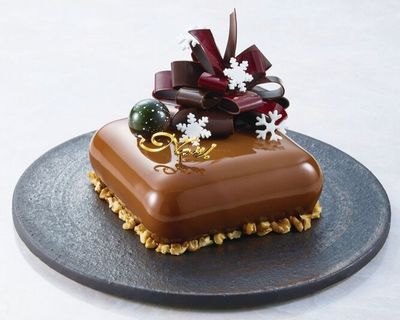 オークラ東京「シェフのスペシャリテ ～La Suprême～」15,000 円（税込）、幅13×奥行13cm