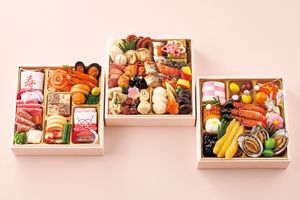 和洋折衷の美味を楽しむバラエティに富んだ62品目「家庭画報オリジナル　和洋三段おせち」