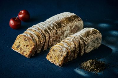 グランド ハイアット 東京「アップル＆紅茶 シュトーレン」Sサイズ 2,200円（約 幅7×長さ13cm／写真右）、Mサイズ 4,400円（約 幅6.5×長さ20cm／写真左）※いずれも税込