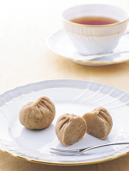 熊本県産栗を用いた「くりきんとん」に秋摘みのダージリンティーを合わせて。「紅茶は、大きめの茶葉を選ぶと雑味が少なく、すっきりとした味わいが楽しめるのでおすすめですよ」と林原さん。