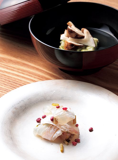 手前から、葉わさびの醬油漬けと野生の麦麴の梅酢であえた「鯛の刺身」、余分なものをそぎ落とし、秋の味覚を際立たせた「銀杏豆腐と松茸のお椀」。