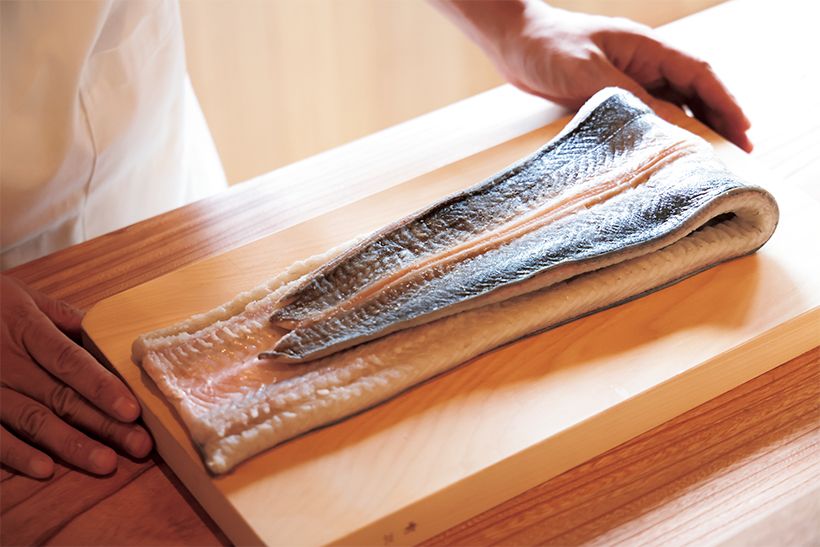 滋賀の伝統的な鍋料理の「じゅんじゅん」から着想した「天然鰻とごぼうの養生鍋」。大根の鬼おろしをからめて味わうと、だしのうまみがじんわり感じられる。琵琶湖の湖魚と近海の魚、自然栽培された野菜が食材の主役。