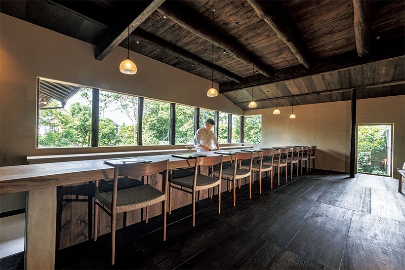 建物の古材を生かした開放的なカウンター席。