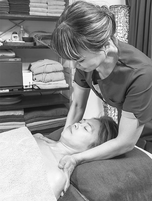 慢性的な肩こりが影響している場合にはアロマトリートメントも。