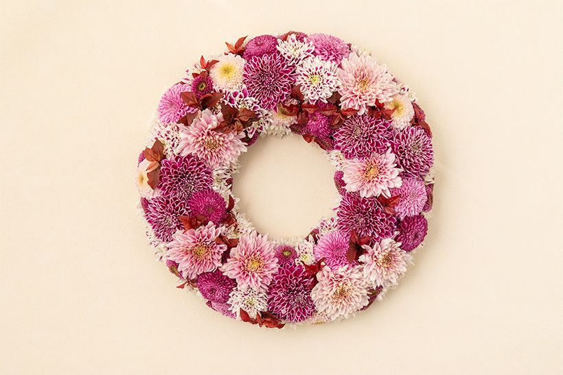 秋の深まりを感じさせる、マムのリース。
